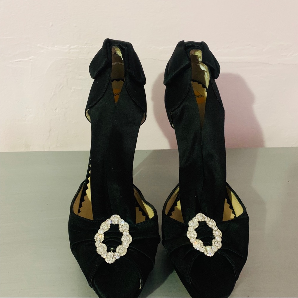 Auth Oscar de la Renta Satin crystal embellished👠